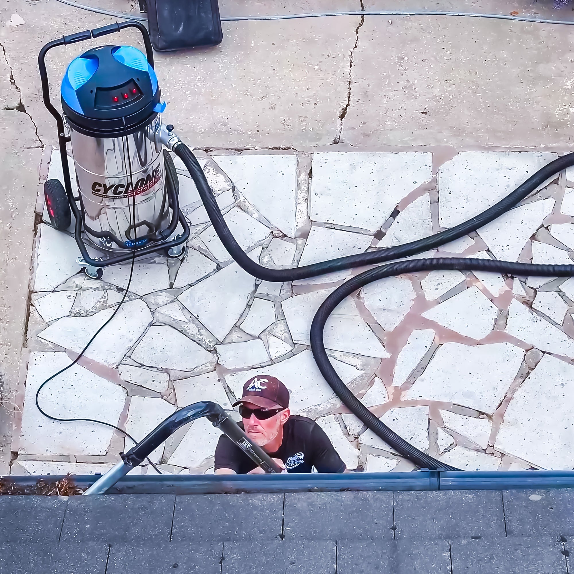 Gutter Cleaning for Contractors and Facilities Managers: Cut the Risk